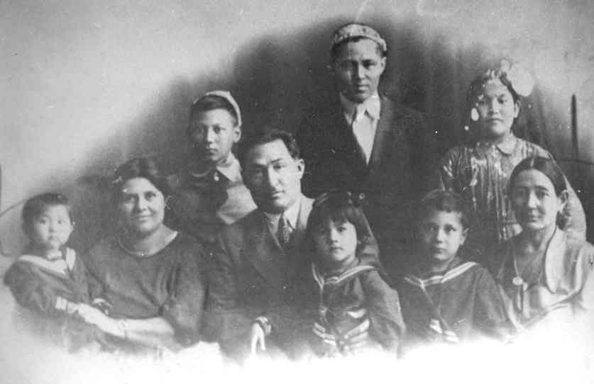 Ильяс Джансугуров с семьей. Фатима Габитова. Хуппижамал Габитова. Джаныбек Сулеев. Ильфа Джансугурова, Умут Джансугурова, Азат Сулеев, Болатхан Ташенов