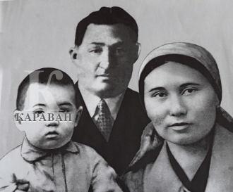 Маленький Саят с матерью Фатимой Туребаевой и Ильясом Джансугуровым